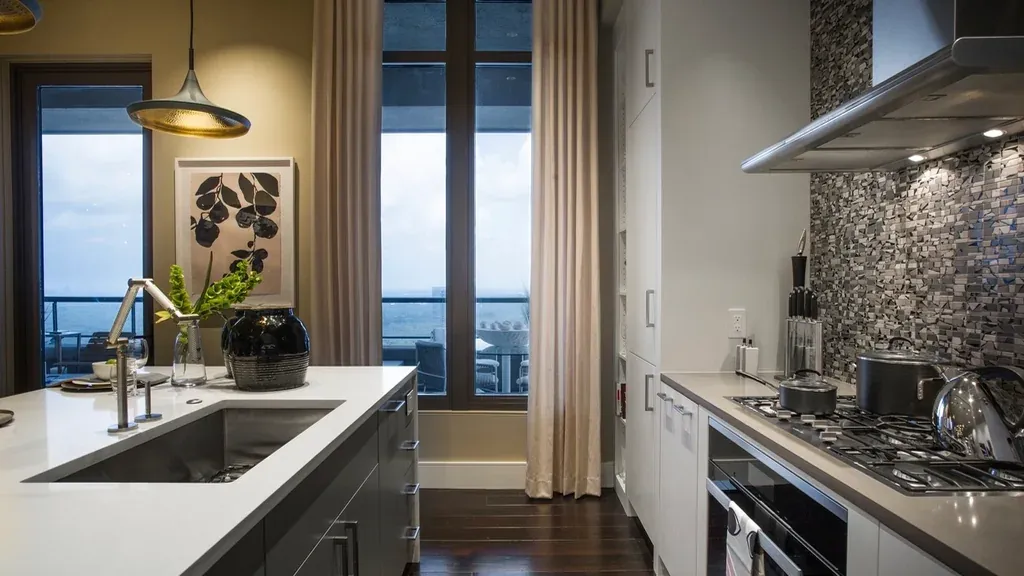 Cuisine contemporaine avec îlot blanc et vue sur la ville