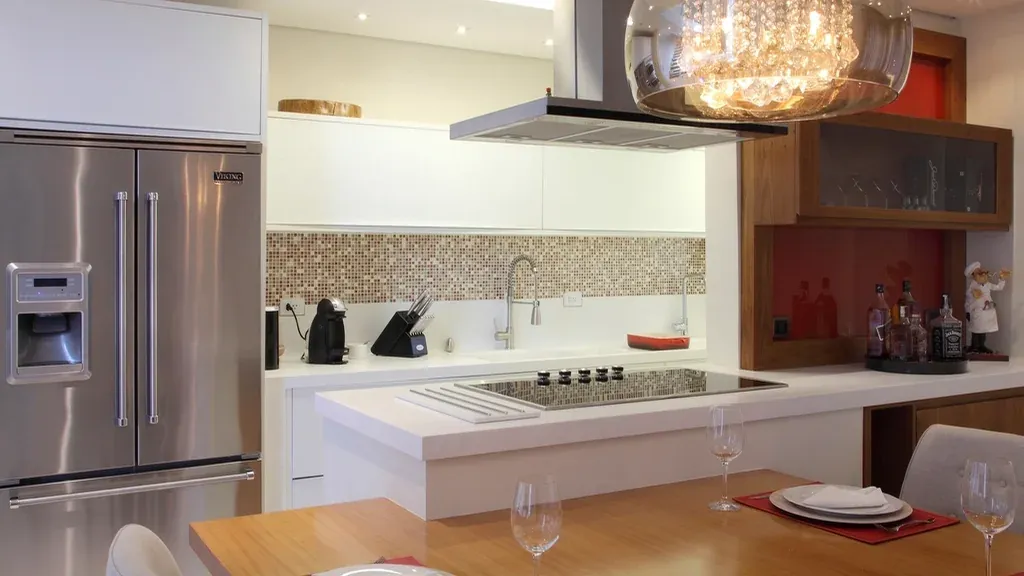Inspiration de cuisine moderne alliant bois et surfaces blanches