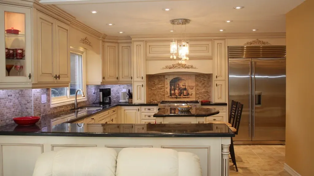 Cuisine traditionnelle avec armoires crème et moulures décoratives
